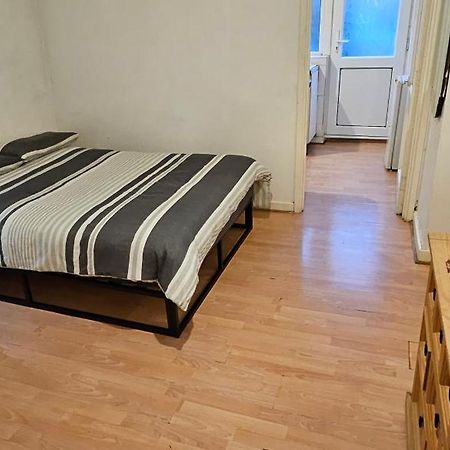 No Frills & Nothing Fancy 1 Bed Studio City Centre كارديف المظهر الخارجي الصورة